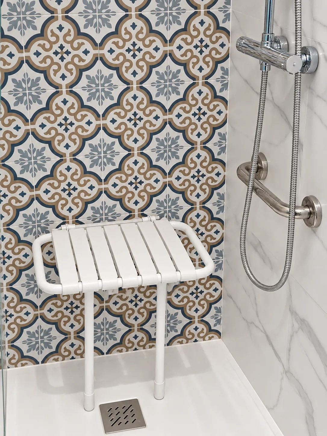 Siège de douche déplié et receveur plat