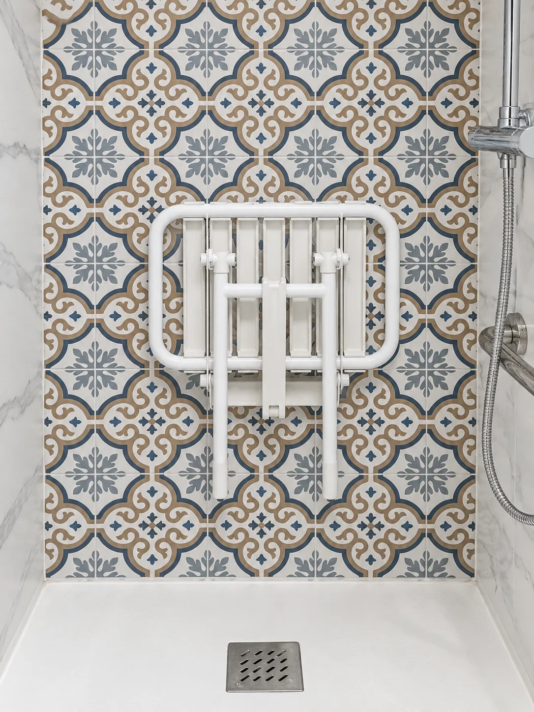Siège de douche relevé et receveur plat